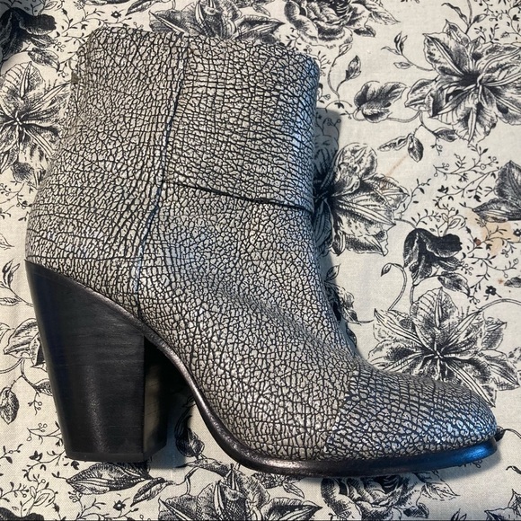 RAG & BONE Sz 37.5 Newbury Metallic Gunmetal  Crinkled Leather Booties - Picture 5 of 10